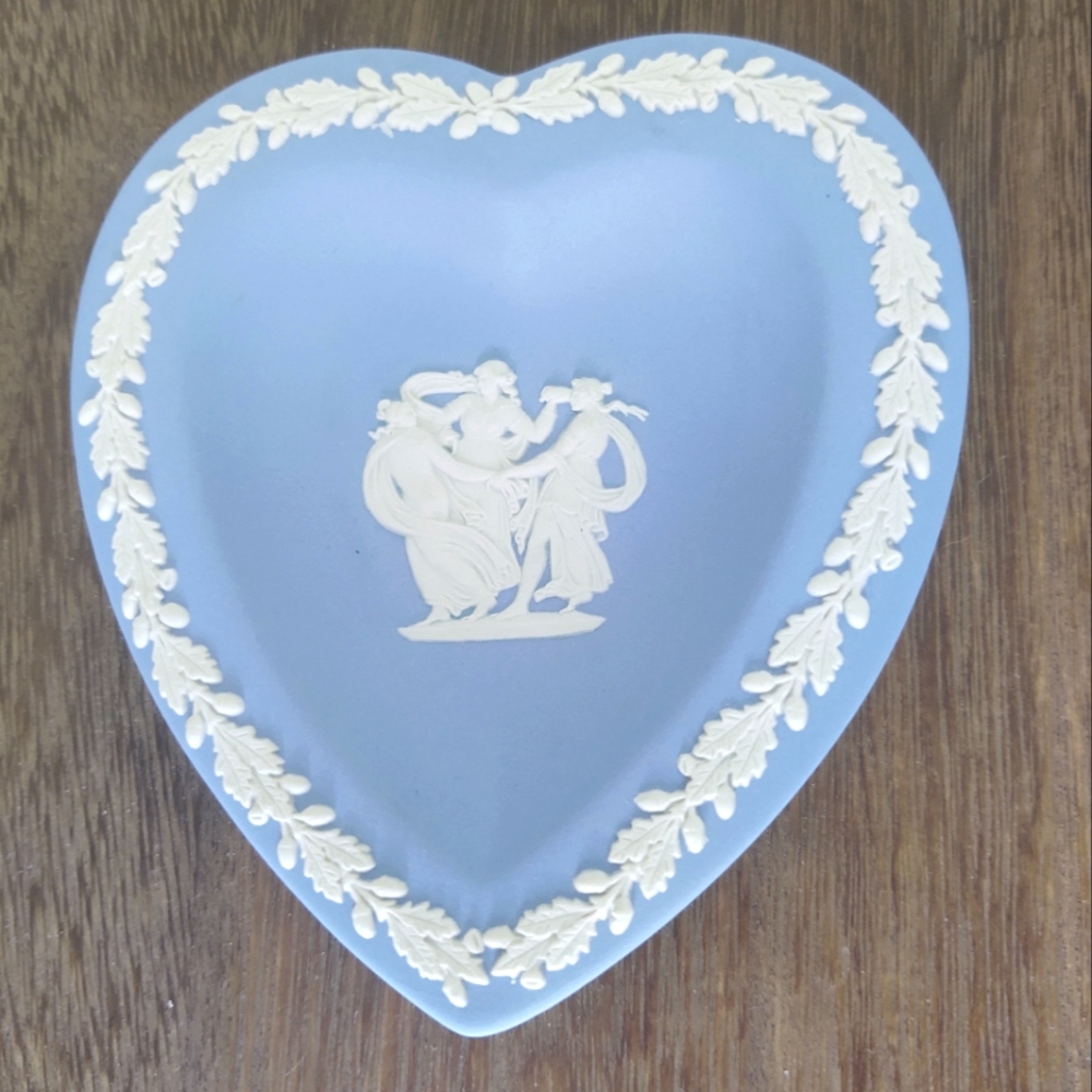 WEDGWOOD BLUE JASPERWARE MAIDENS HEART-SHAPED TRINKET DISH